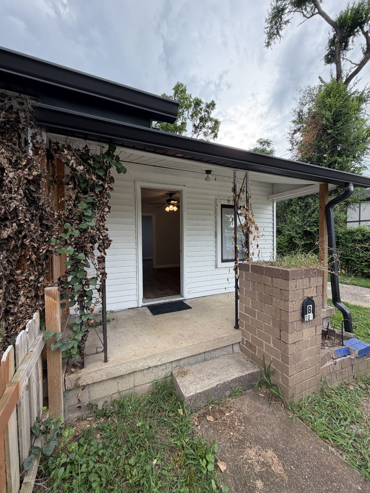 1.0-bed rental at 901 28th Ave N
