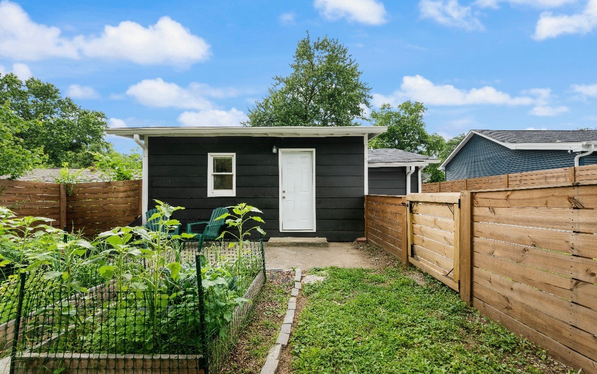 2109B Sadler Ave