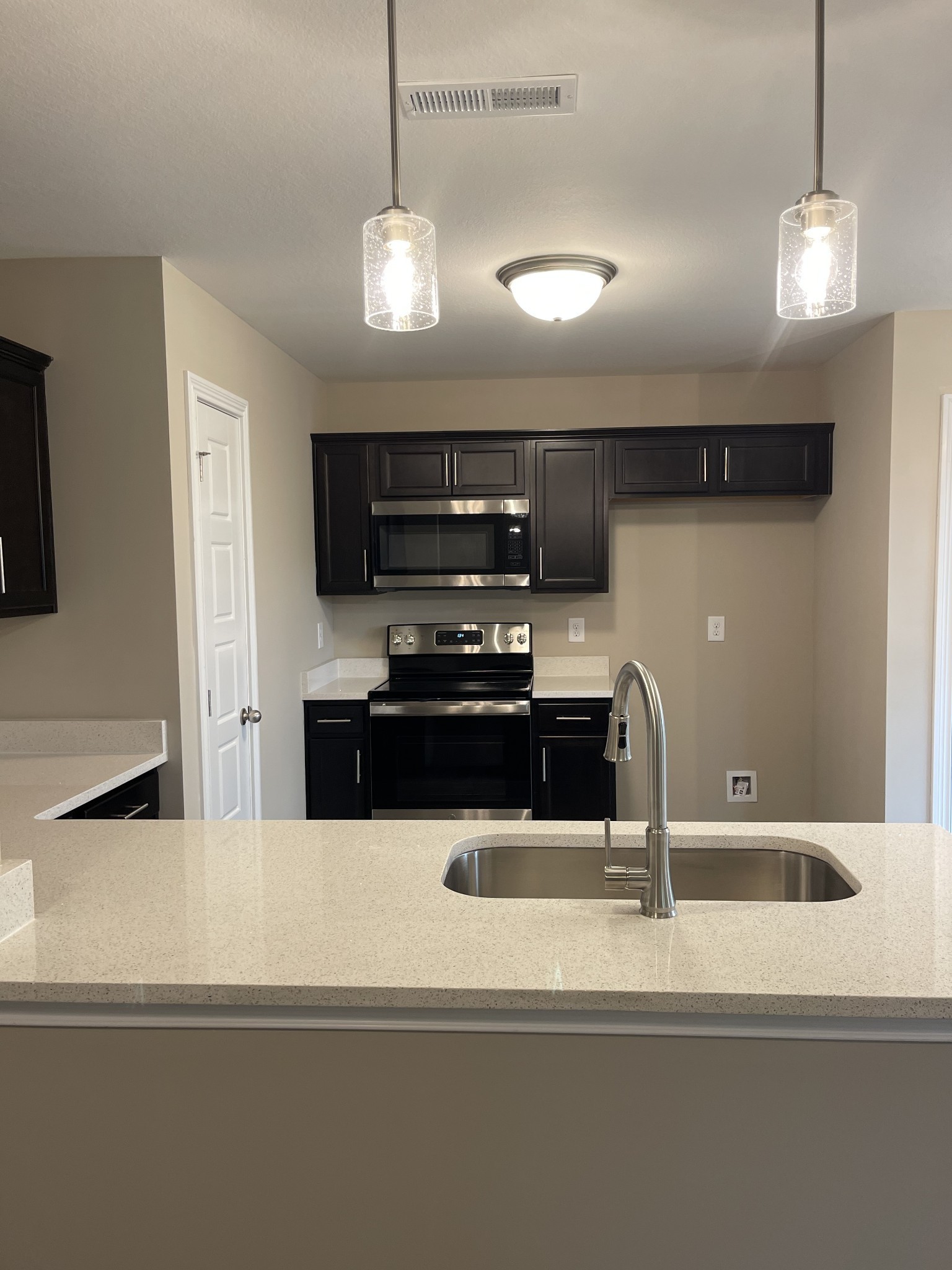 Clarksville, Tennessee 37040, United States, 3 Bedrooms Bedrooms, ,2 BathroomsBathrooms,Residential,Active,235272