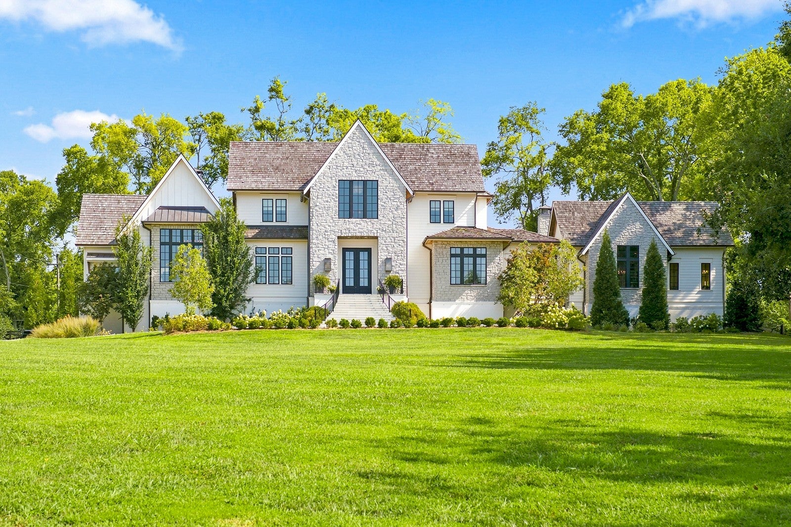 6-bed listing at 2400 Bear Rd, Nashville
