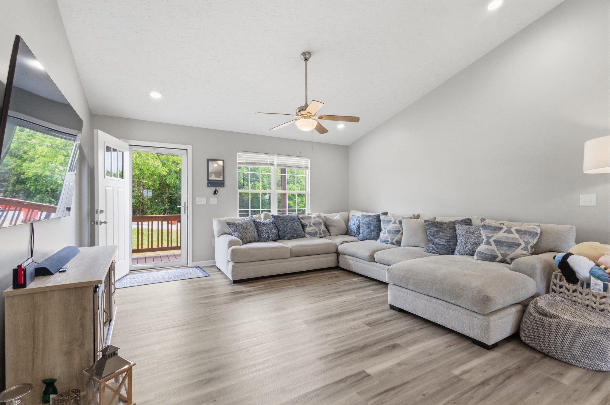 123 Vivian Ln