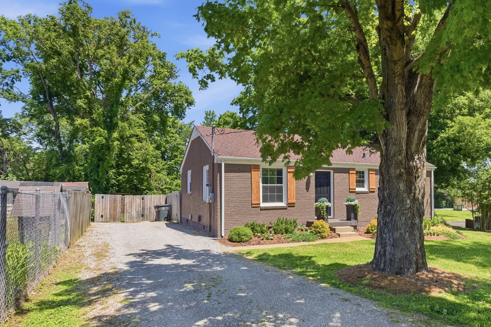 102 Desoto Dr, Nashville TN 37210 2-bed home, photo 2 of 28