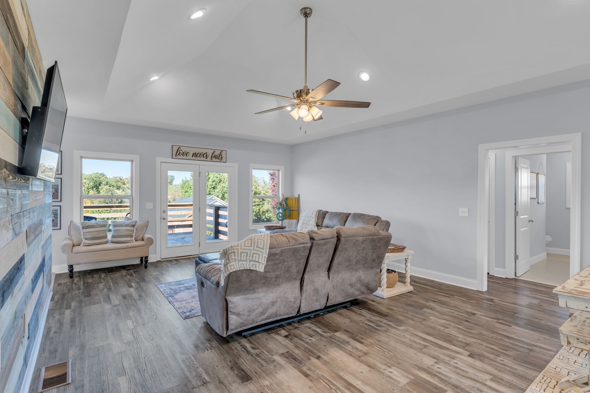 8708 Old Highway 52