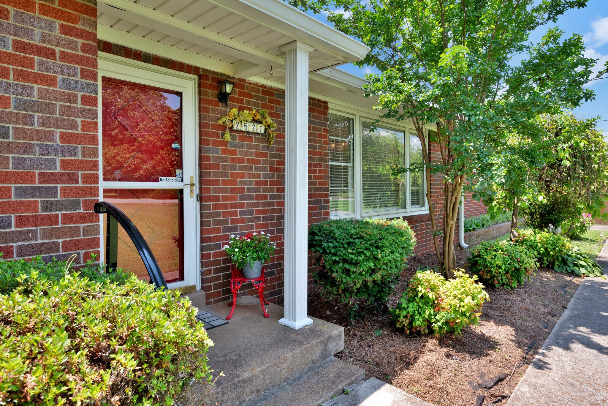 2521 Meadowood Dr