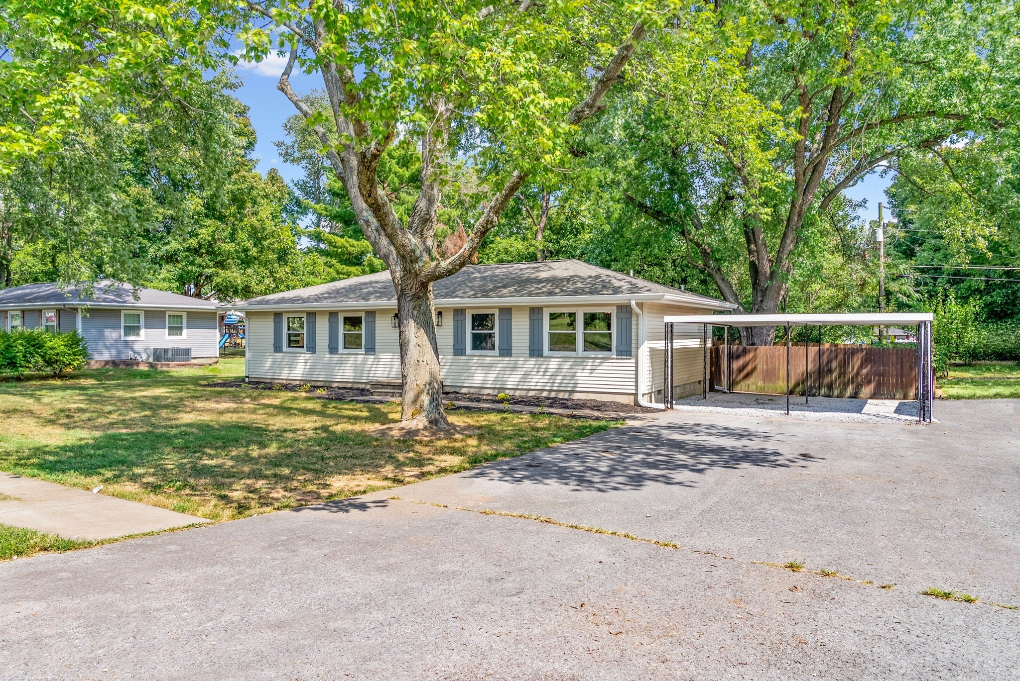 908 Pyle Ln