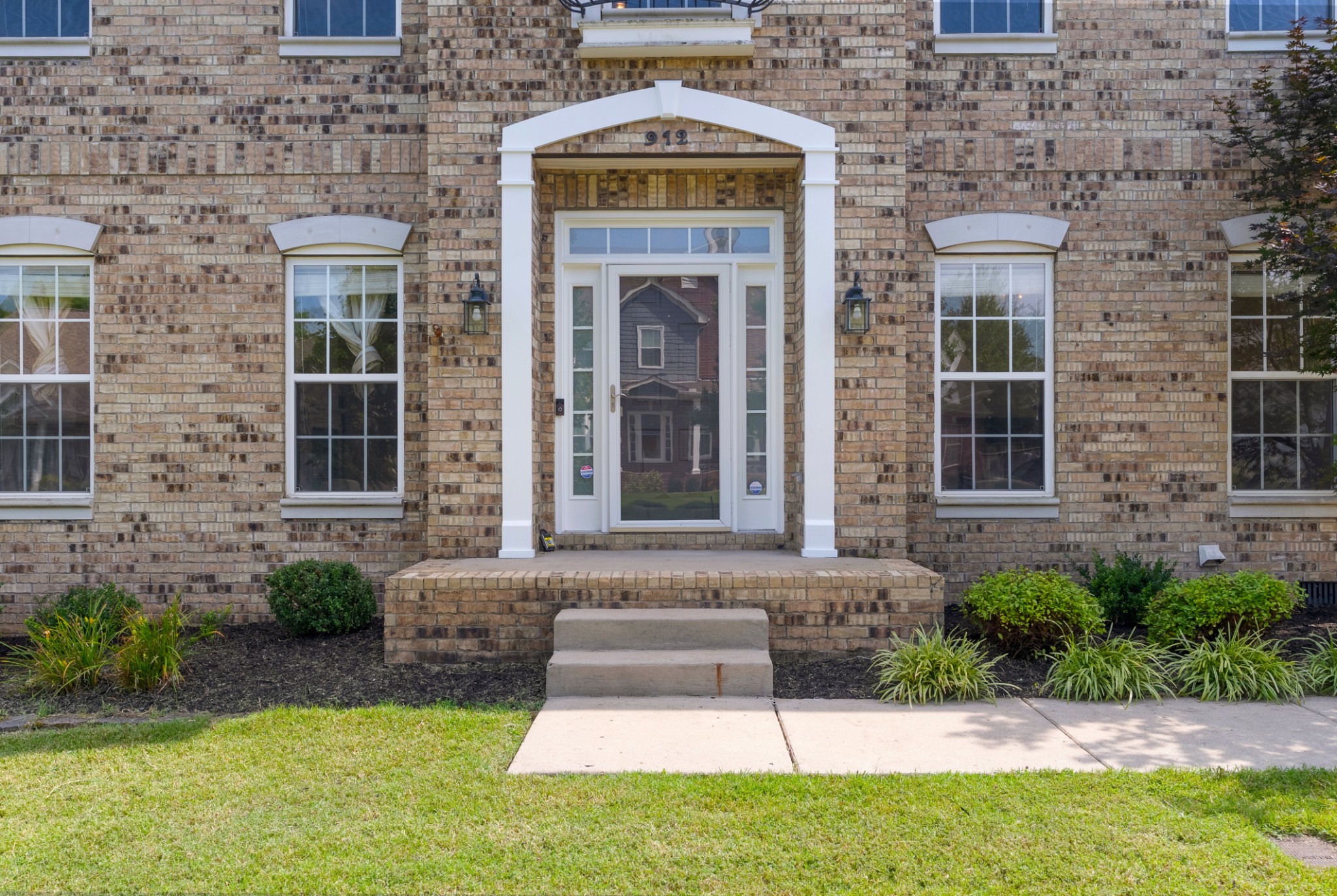 912 Falling Water Ct
