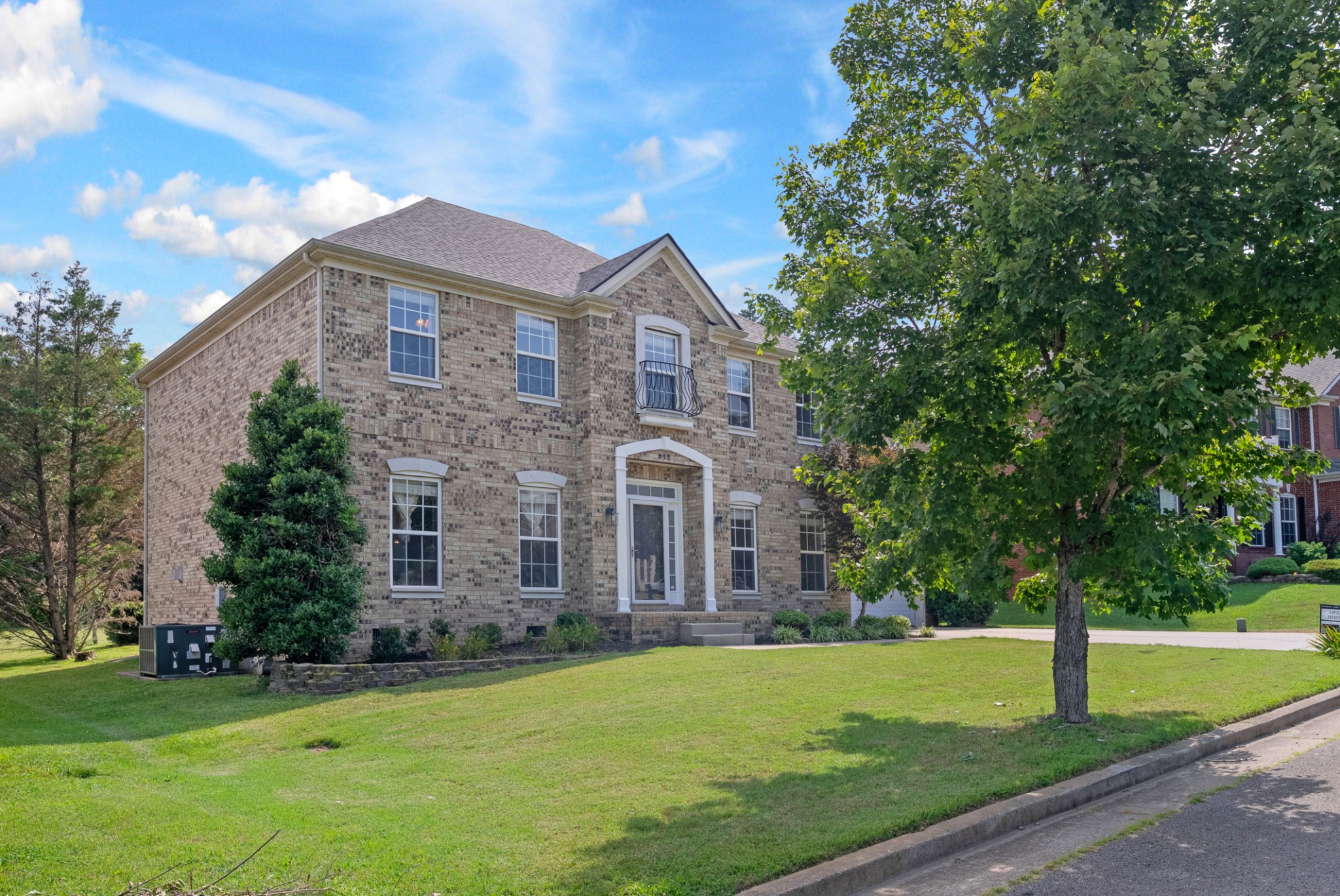912 Falling Water Ct