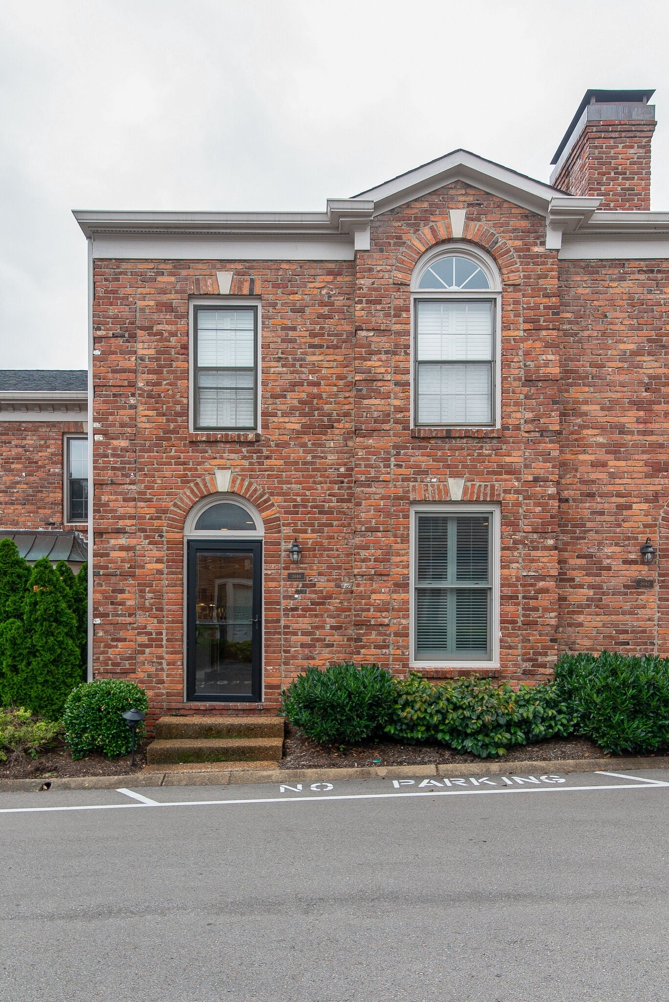 2040 Graybar Ln