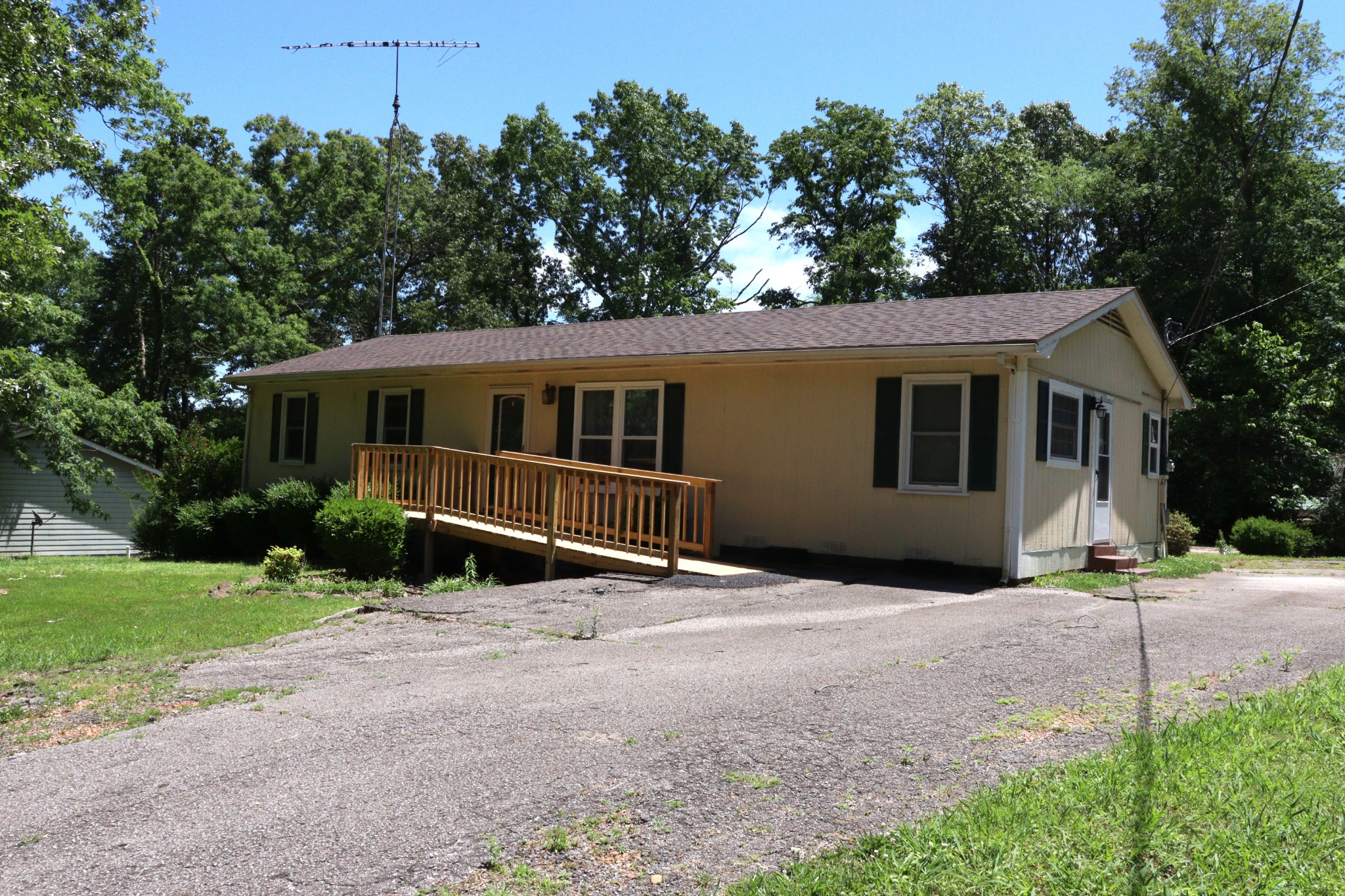 90 Laurel Ln