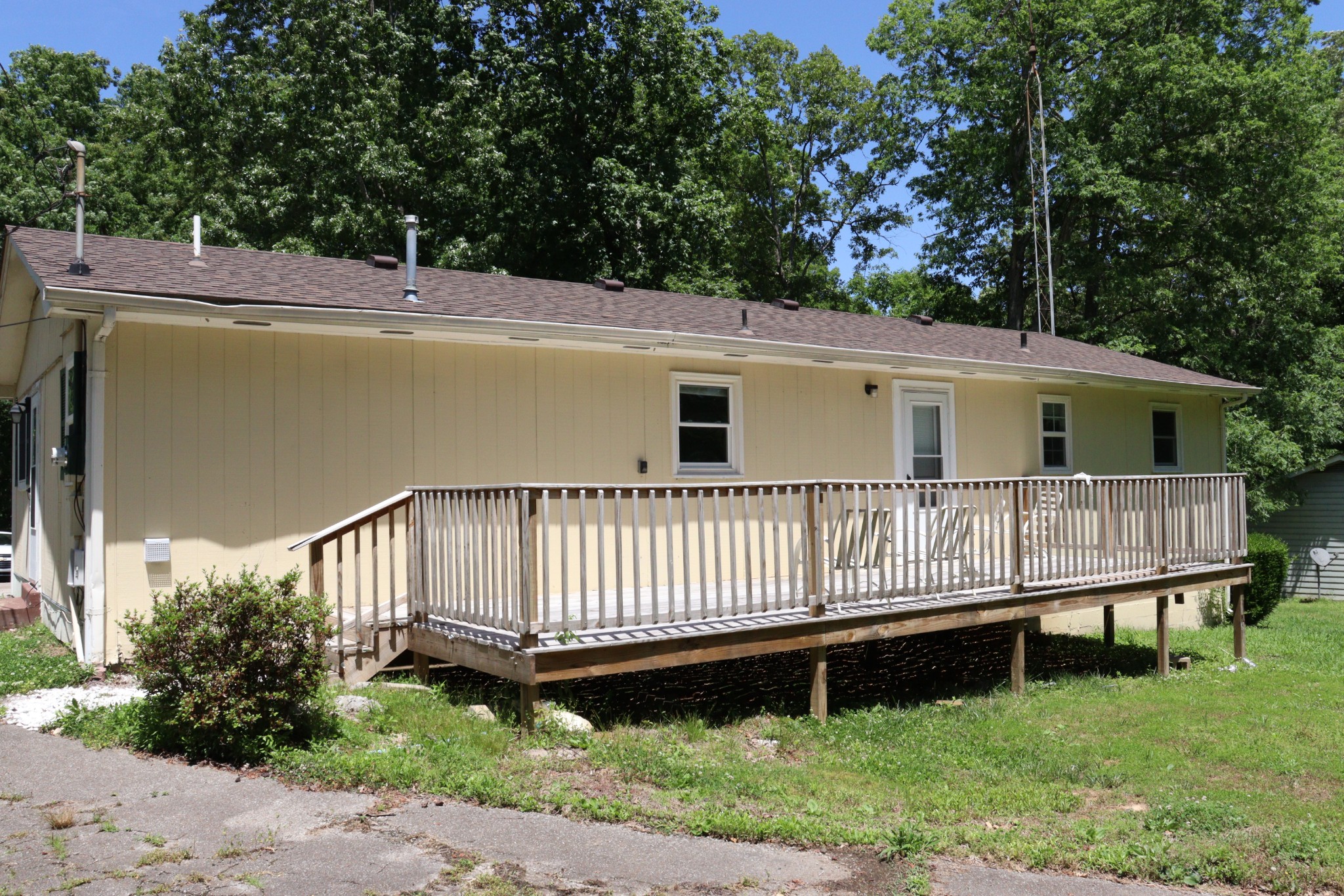 90 Laurel Ln