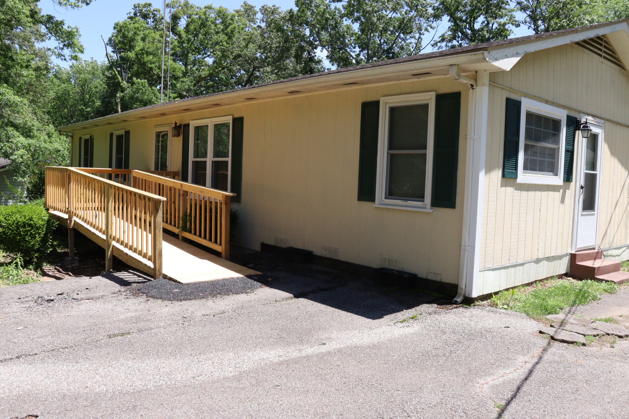 90 Laurel Ln