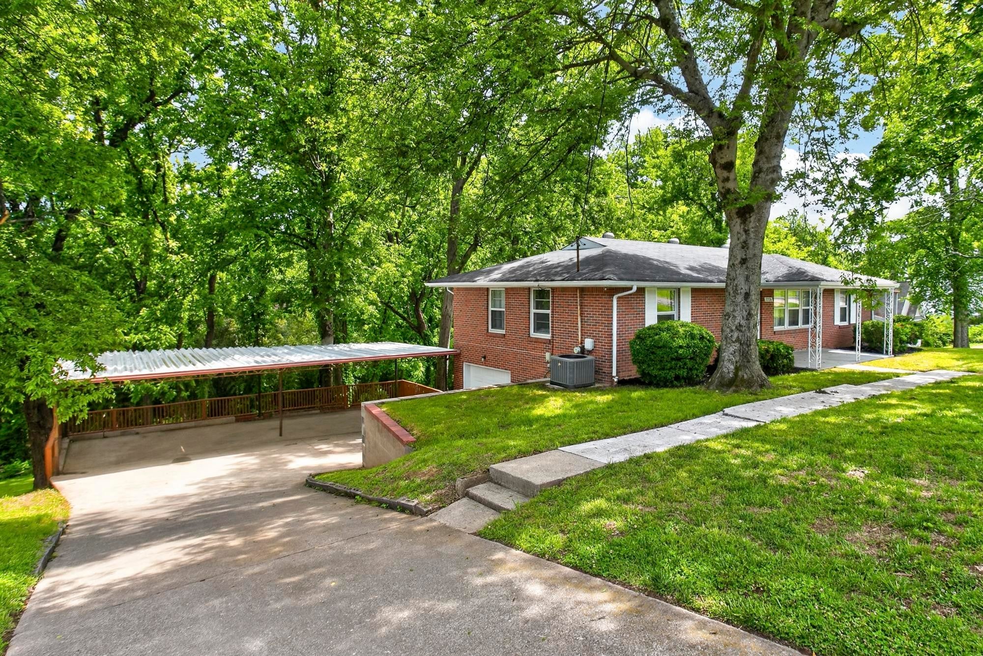 3-bed listing at 2226 Weona Dr, Nashville