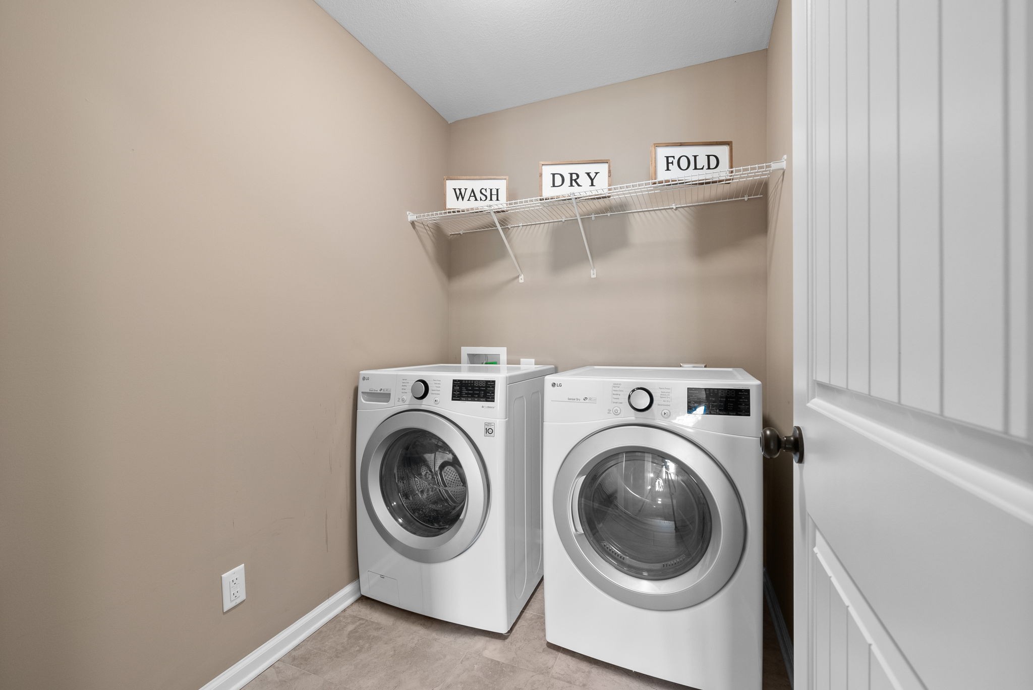 Clarksville, Tennessee 37040, United States, 5 Bedrooms Bedrooms, ,3 BathroomsBathrooms,Residential,Pending,98795