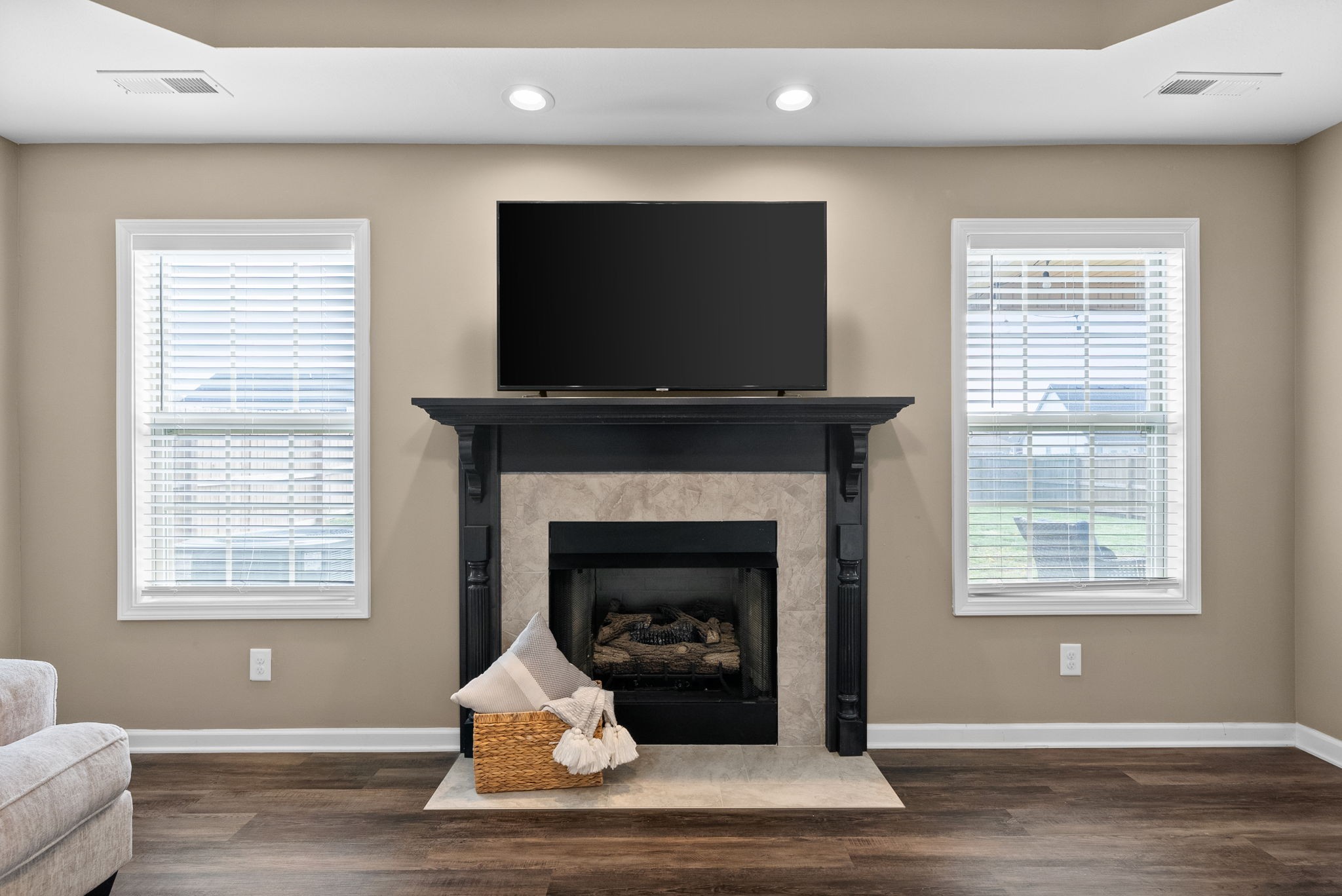 Clarksville, Tennessee 37040, United States, 5 Bedrooms Bedrooms, ,3 BathroomsBathrooms,Residential,Pending,98795