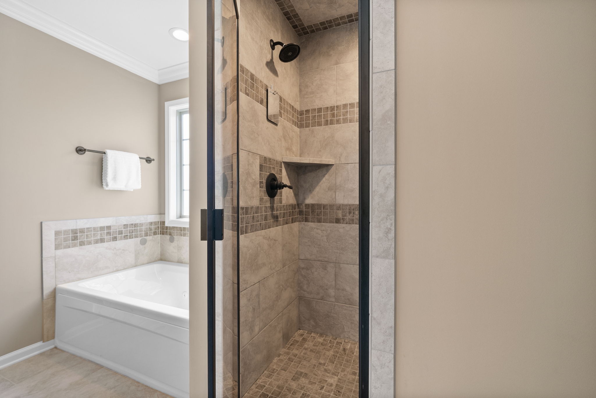 Clarksville, Tennessee 37040, United States, 5 Bedrooms Bedrooms, ,3 BathroomsBathrooms,Residential,Pending,98795