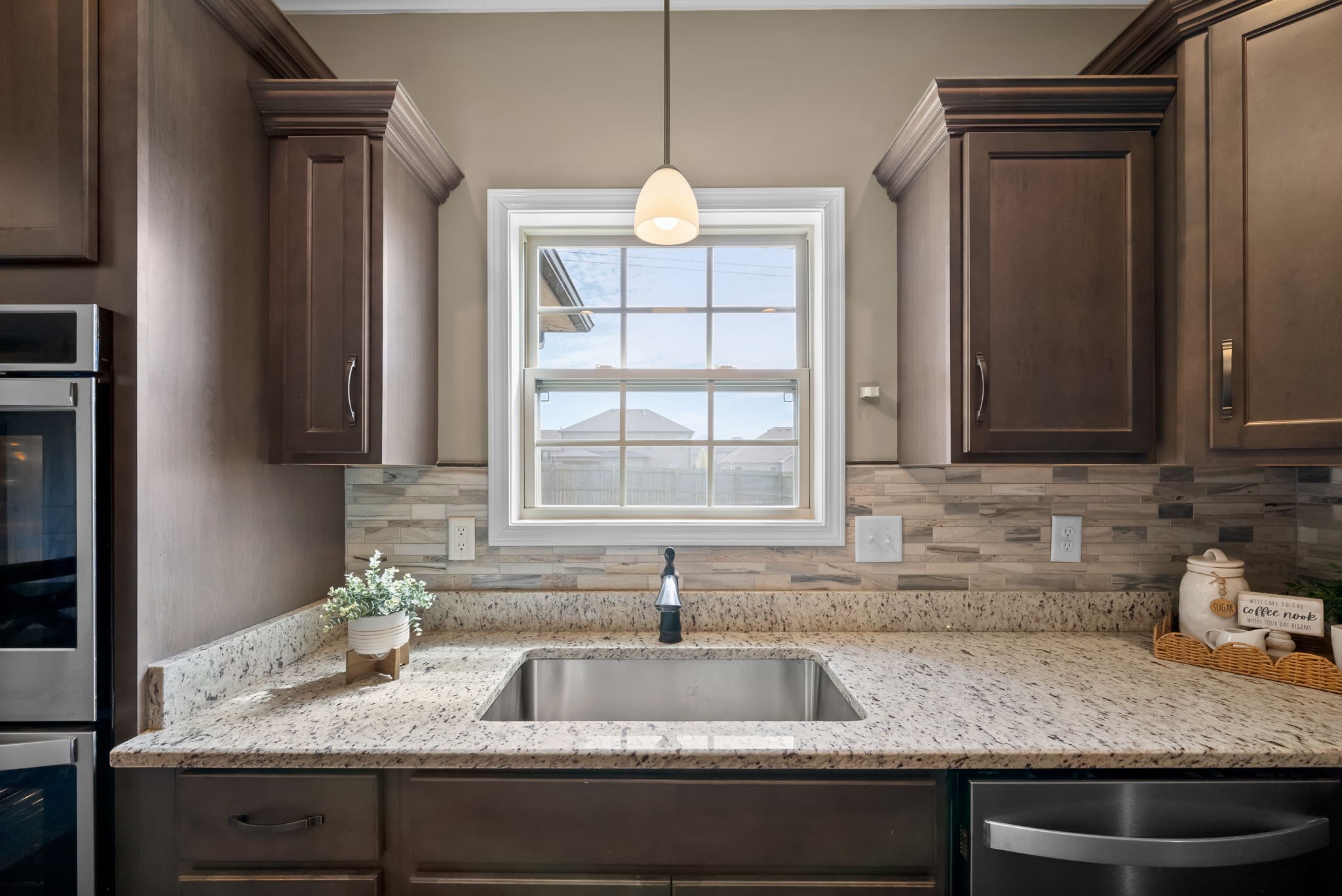 Clarksville, Tennessee 37040, United States, 5 Bedrooms Bedrooms, ,3 BathroomsBathrooms,Residential,Pending,98795