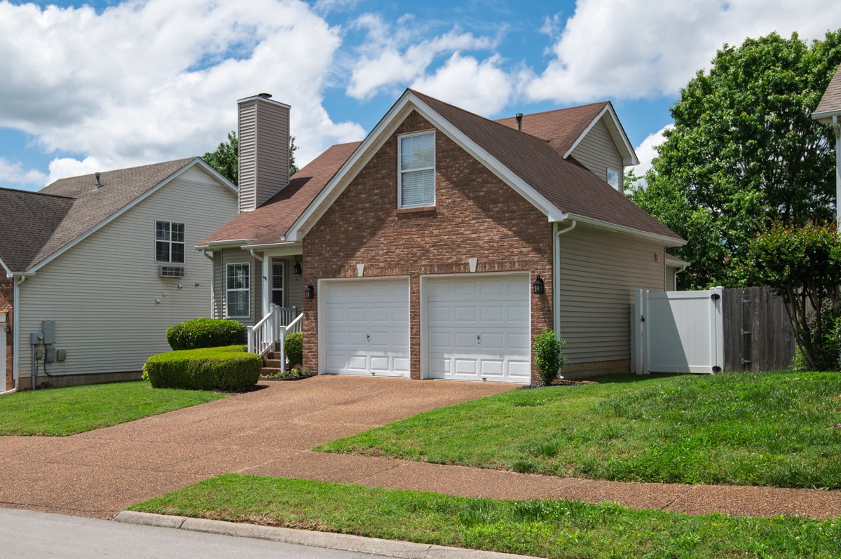 2312 Surrey Ln
