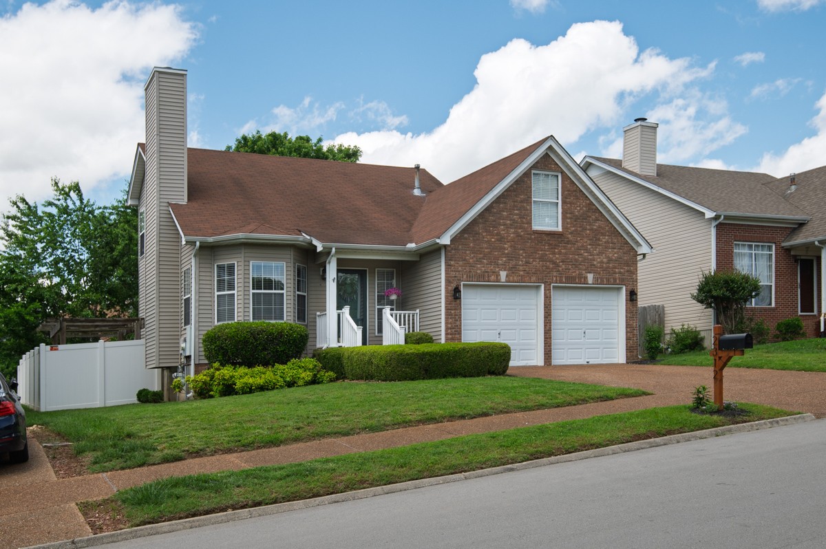 2312 Surrey Ln