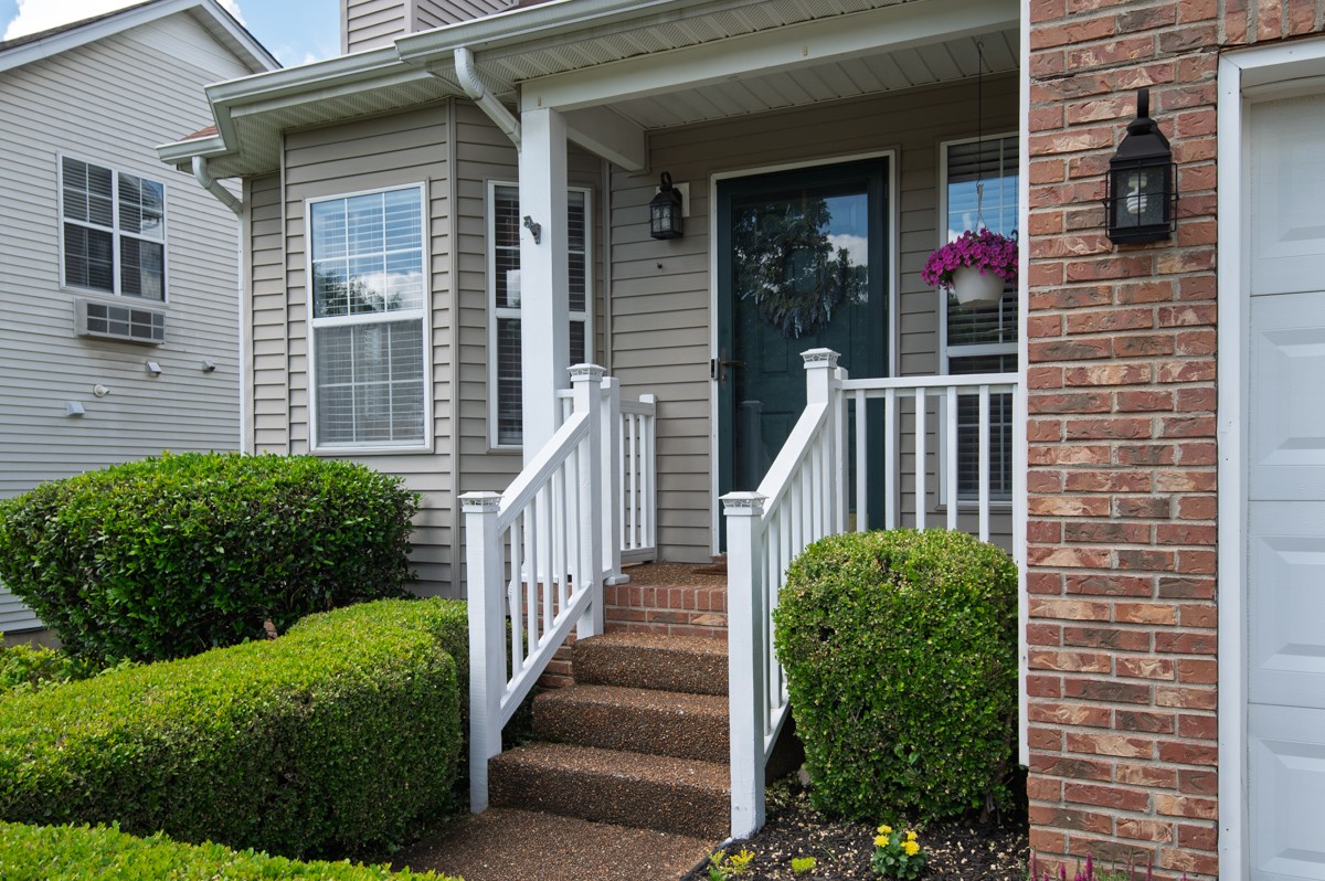 2312 Surrey Ln