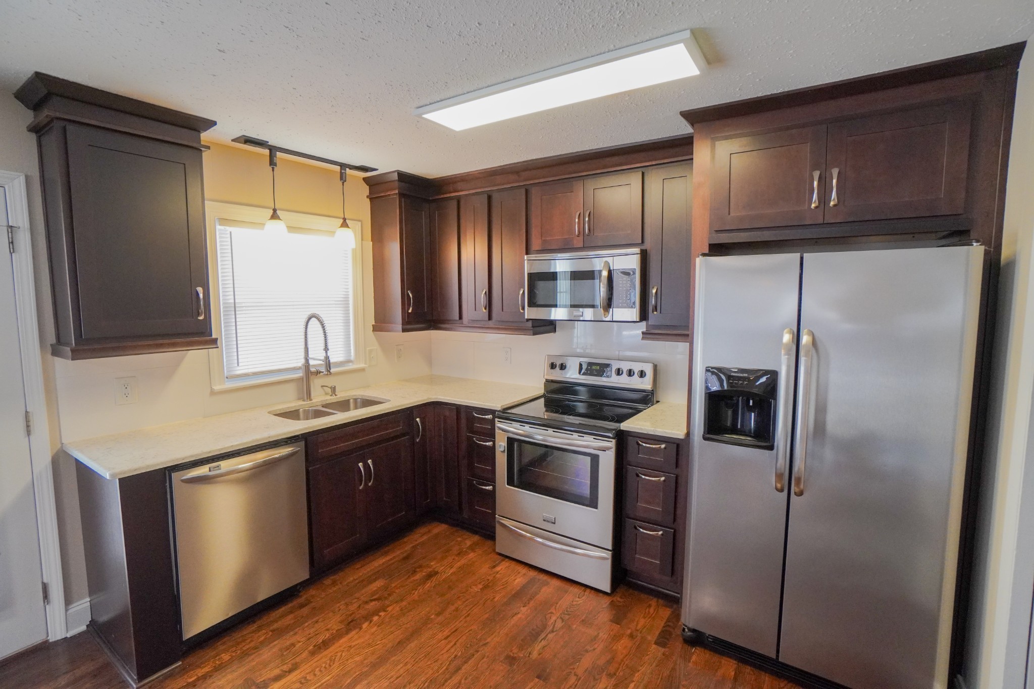 1017 Primrose Dr - Photo 2