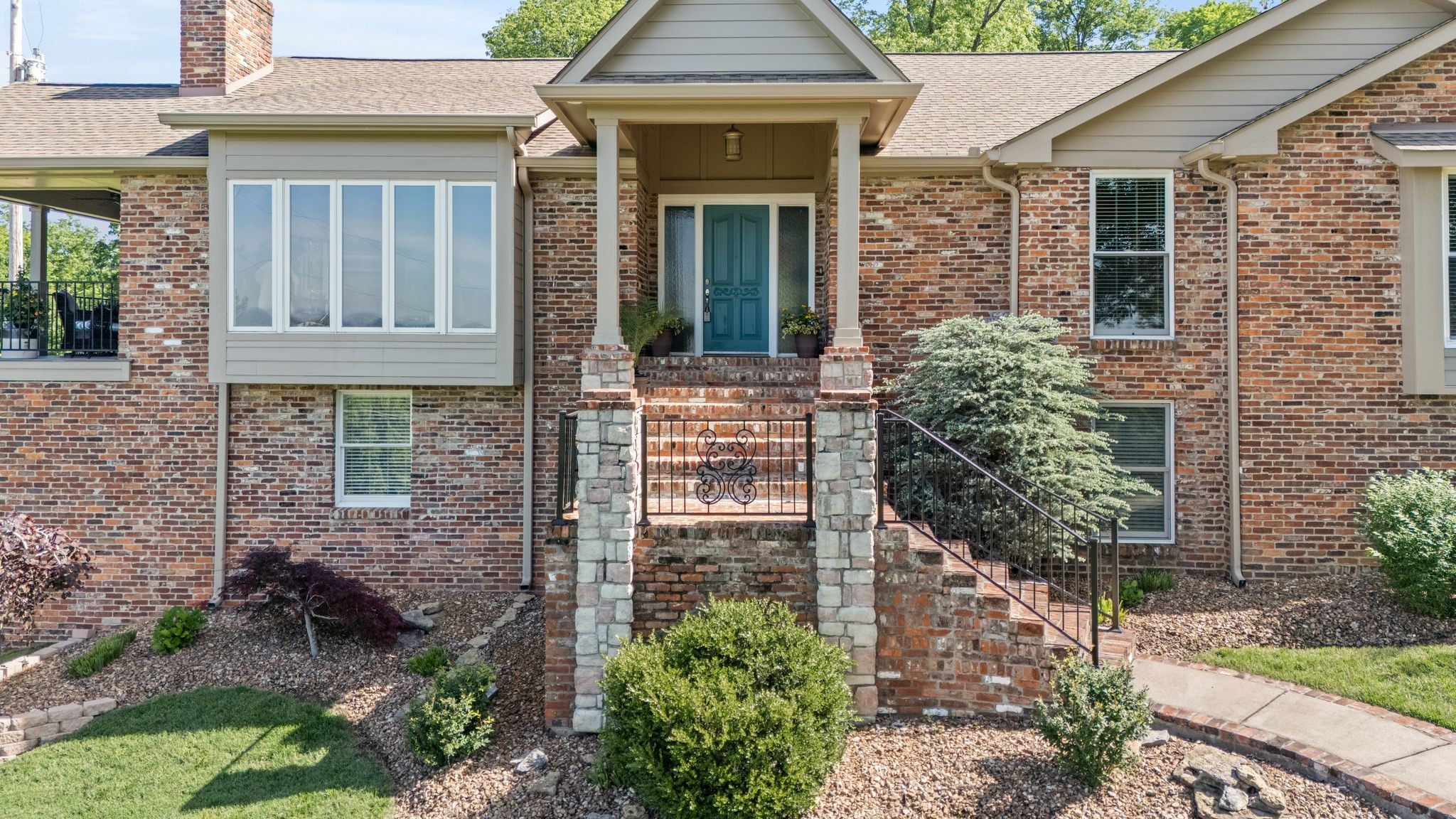 1035 Hillview Dr