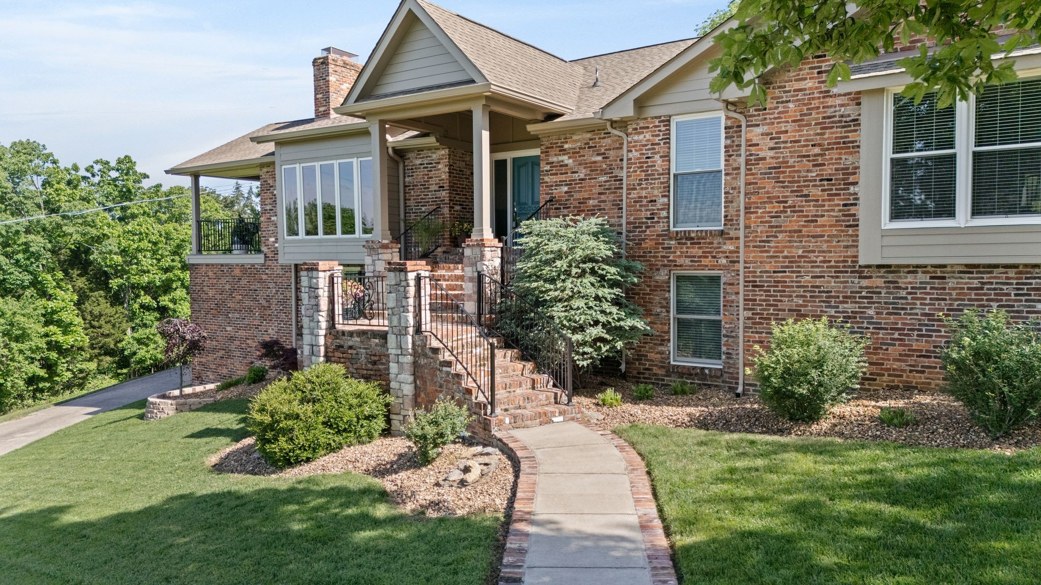 1035 Hillview Dr