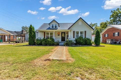 Photo of 15 S Oak St, Hohenwald, TN 38462 (MLS # 2987728)