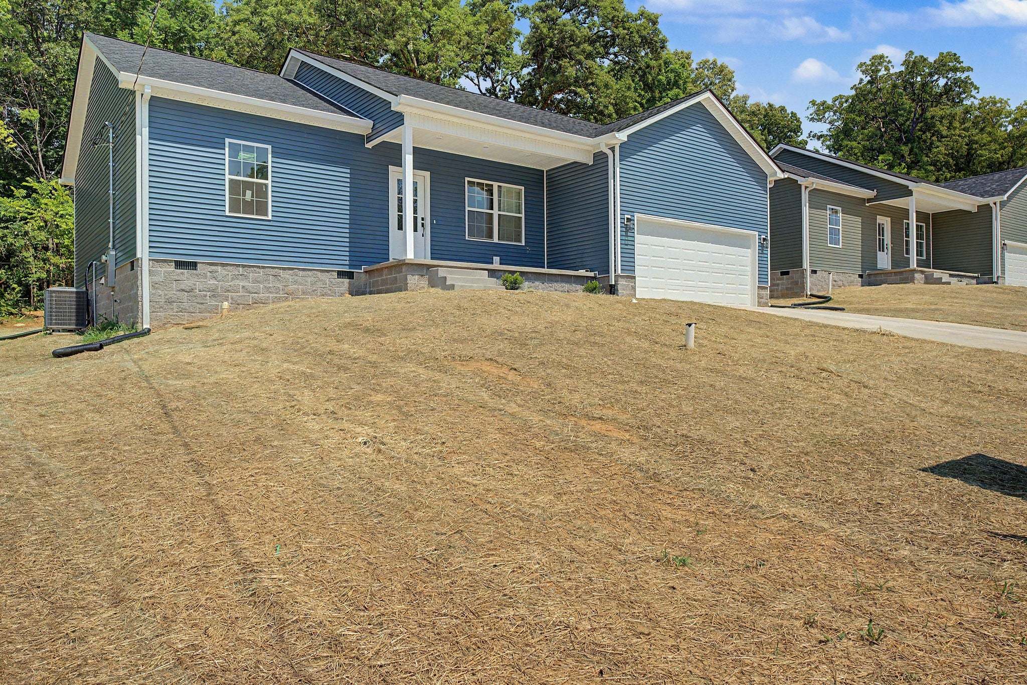 318 PINE HILL DR