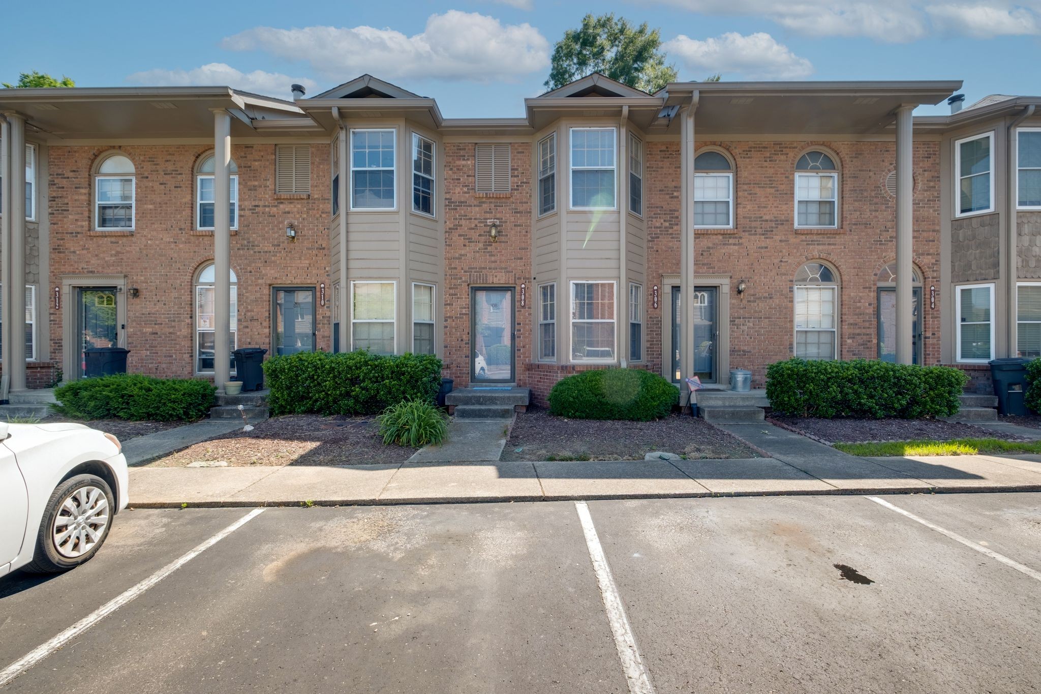 308 Hickory Pl