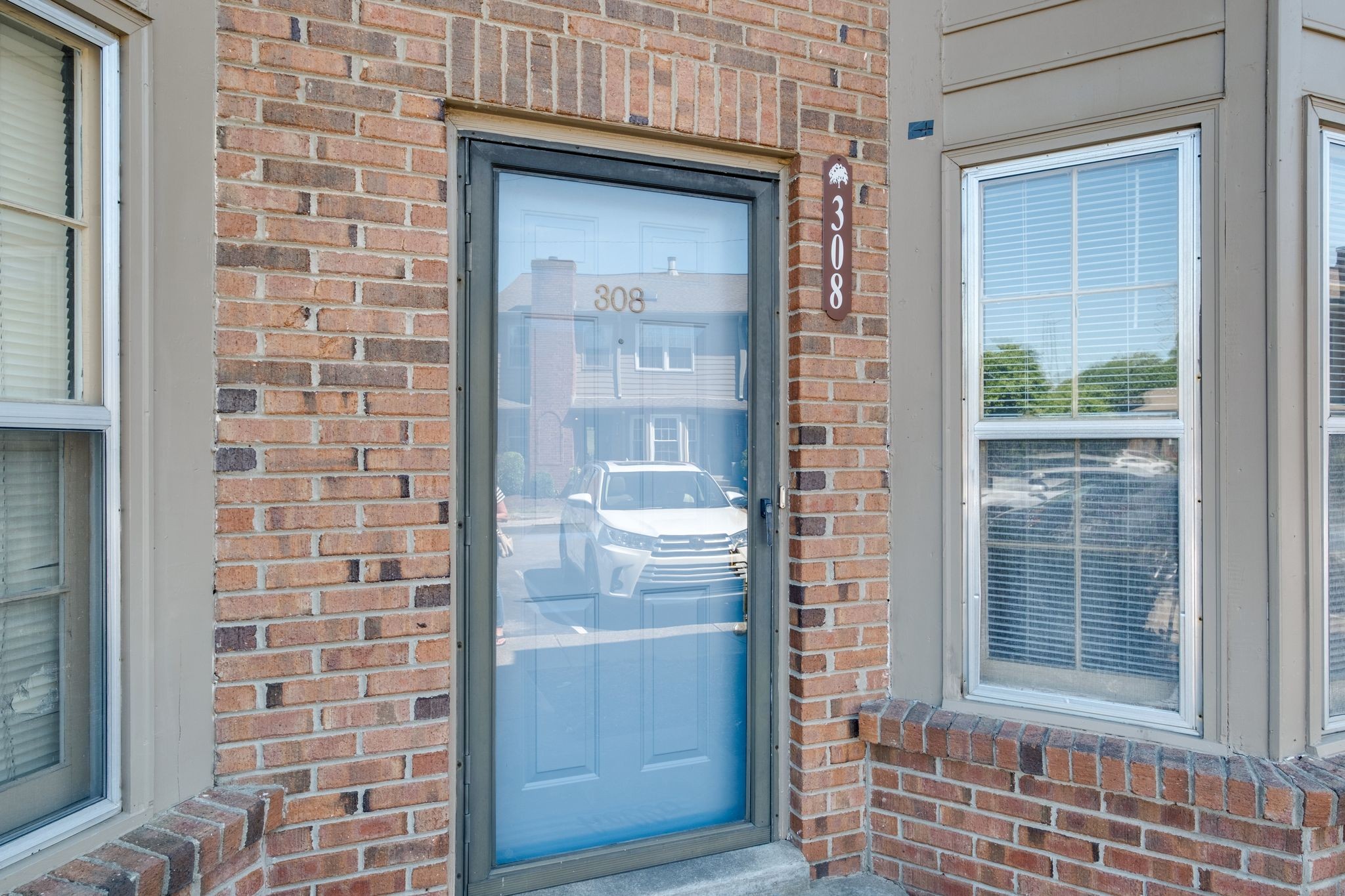 308 Hickory Pl