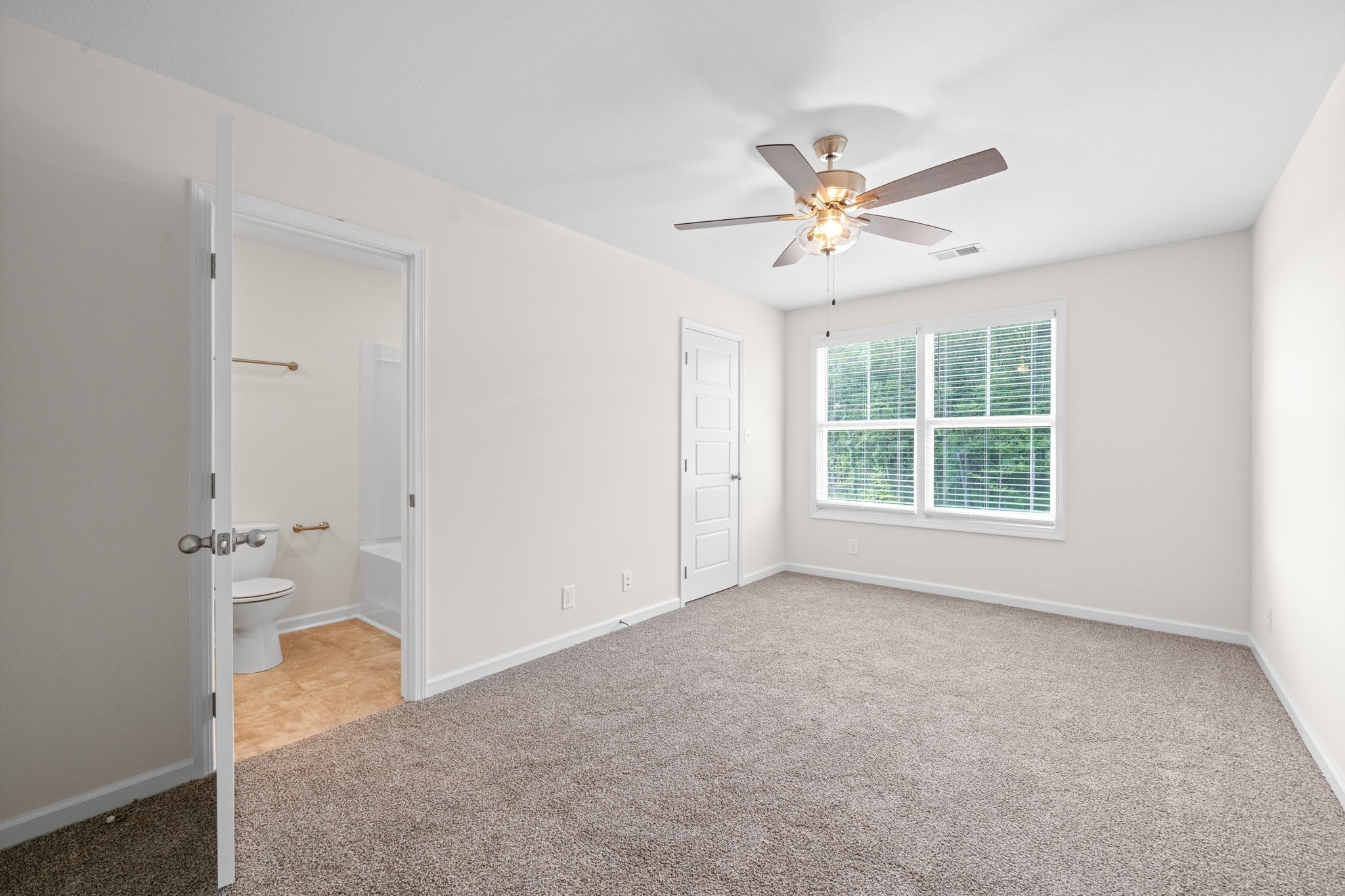 Clarksville, Tennessee 37043, United States, 2 Bedrooms Bedrooms, ,3 BathroomsBathrooms,Residential,Active,139926