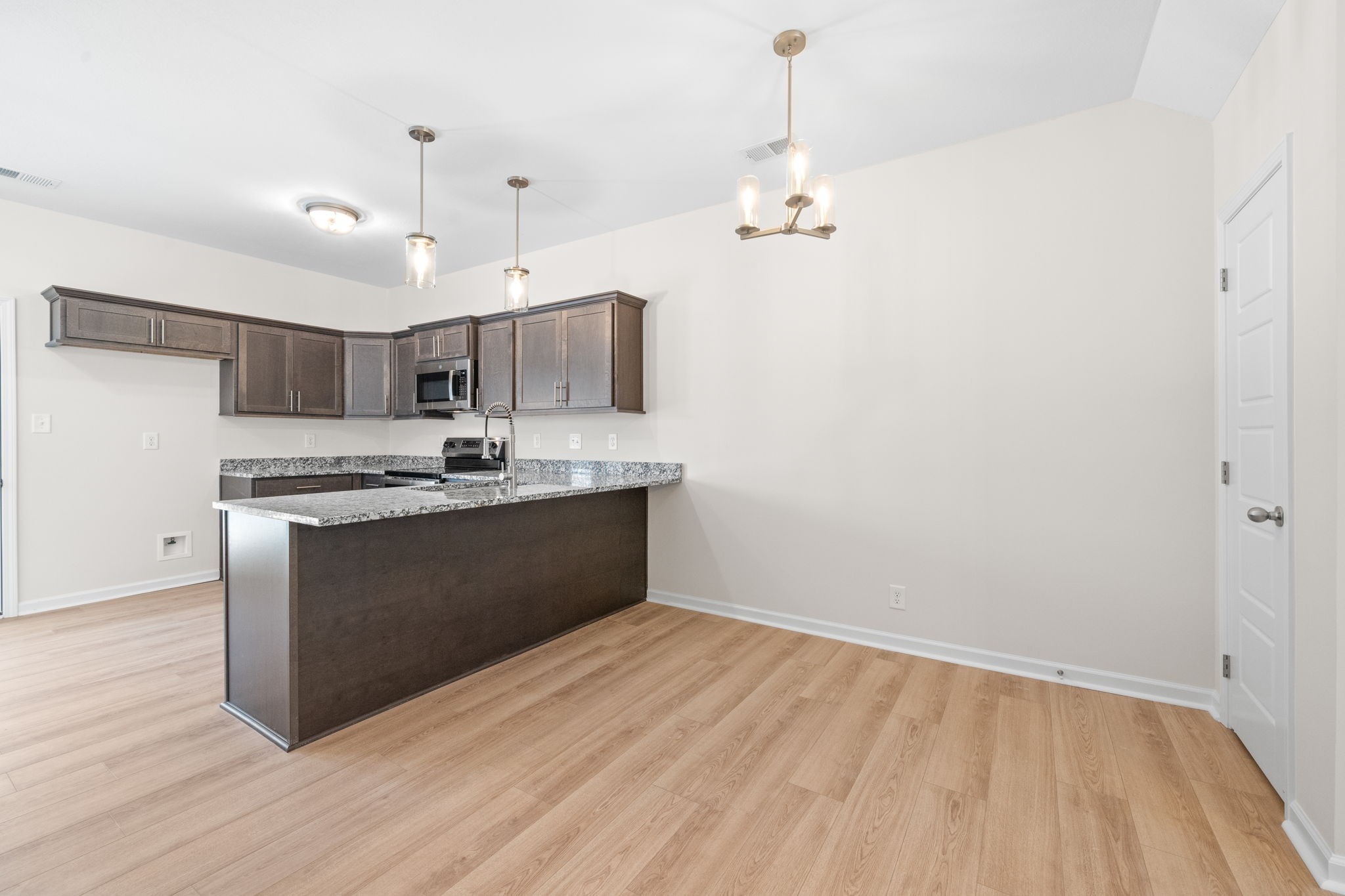 Clarksville, Tennessee 37043, United States, 2 Bedrooms Bedrooms, ,3 BathroomsBathrooms,Residential,Active,139926