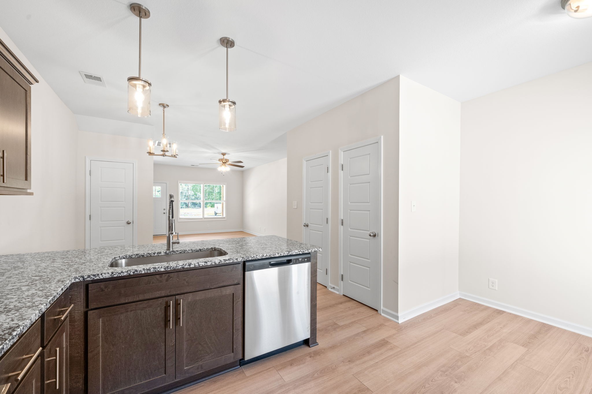 Clarksville, Tennessee 37043, United States, 2 Bedrooms Bedrooms, ,3 BathroomsBathrooms,Residential,Active,139926