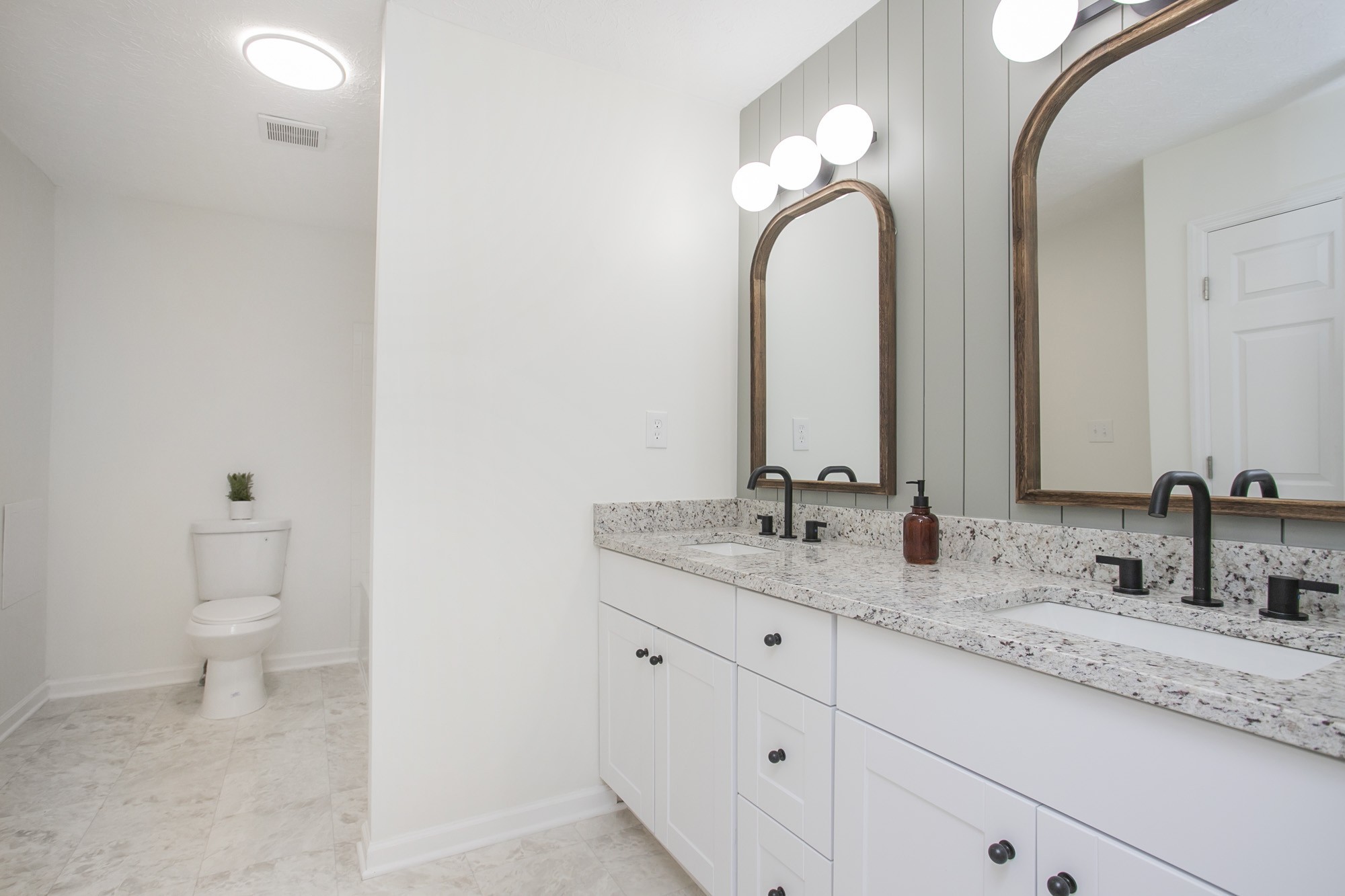 Gallatin, Tennessee 37066, United States, 3 Bedrooms Bedrooms, ,2 BathroomsBathrooms,Residential,Pending,21218