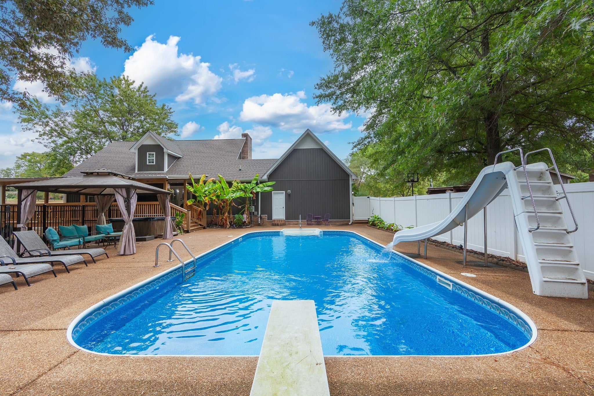 225 Meadowbrook Cir