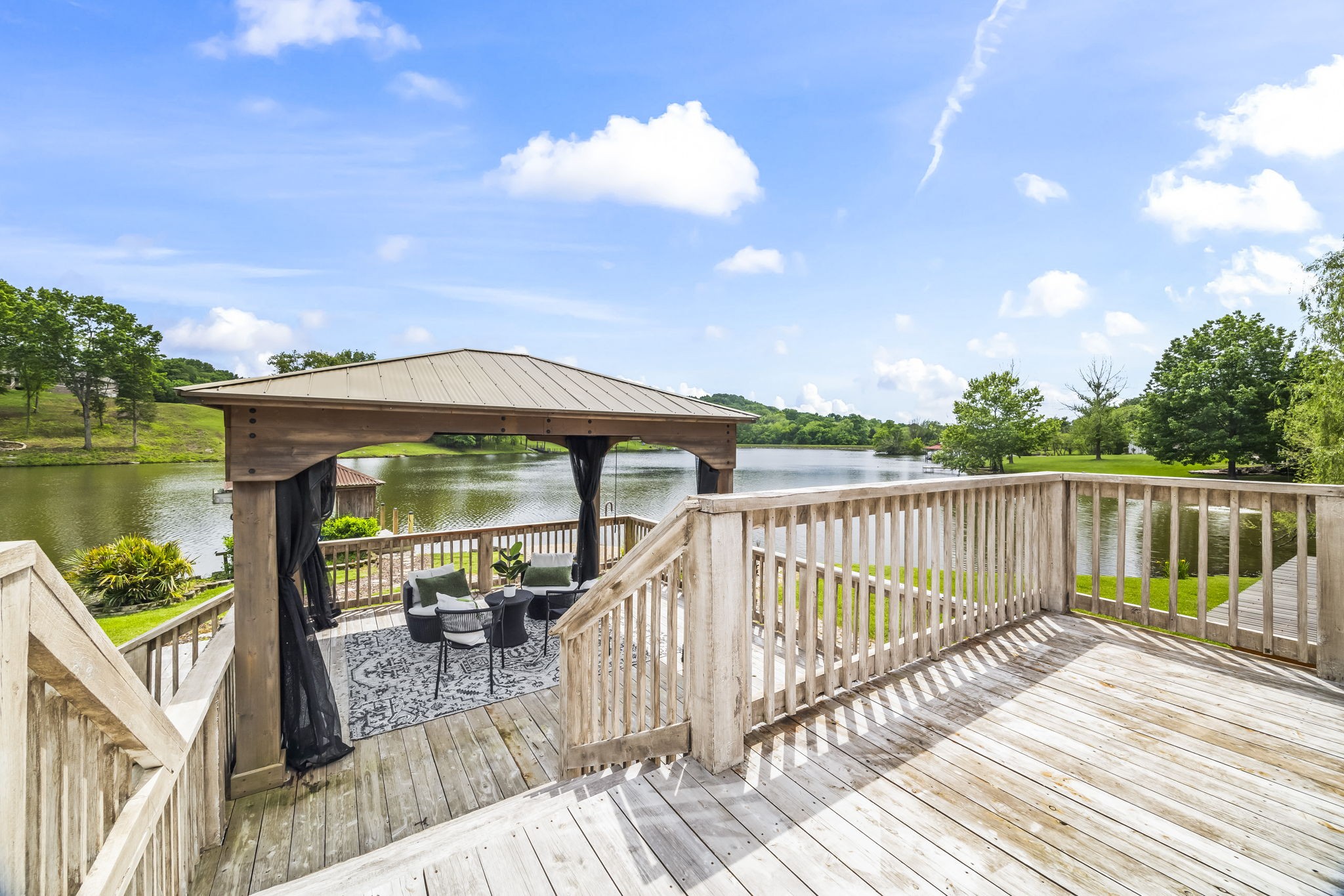 321 Lakeway Ter