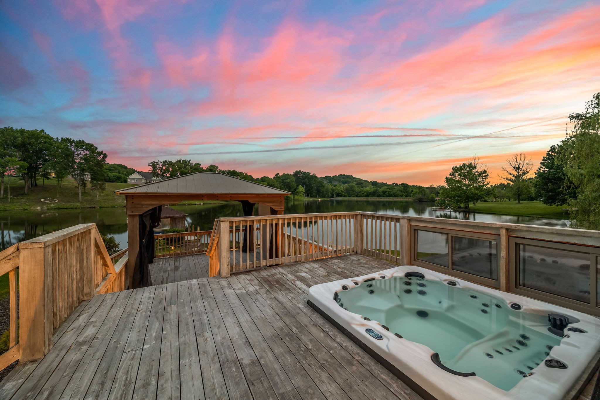 321 Lakeway Ter