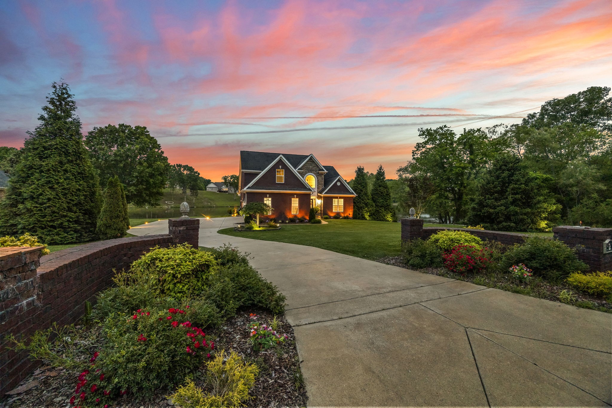 321 Lakeway Ter