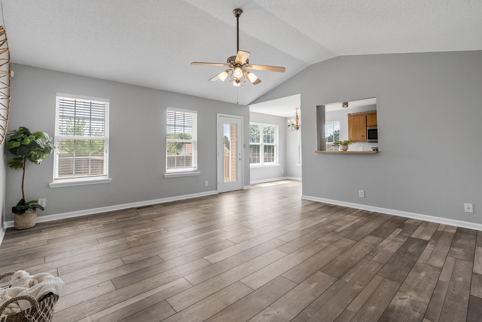 3857 Roscommon Way