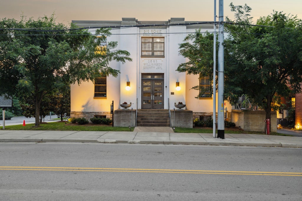 112 Bridge St, Franklin - listing photo 1