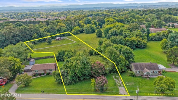 1229 W HUNT RD, MARYVILLE, TN 37801 - Image be160271f6a80be2dd4d9df240ddc0da/1886437961