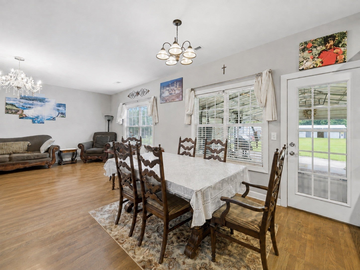 8676 Burleson Ln