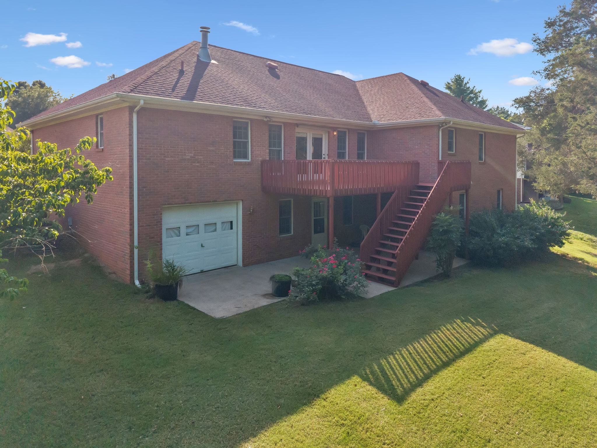 909 Greenview Dr