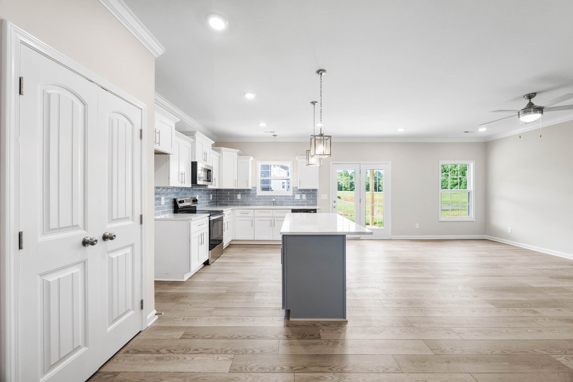 913 Inverness Ln