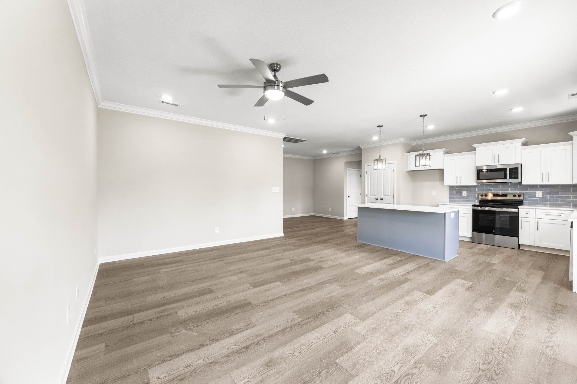 913 Inverness Ln