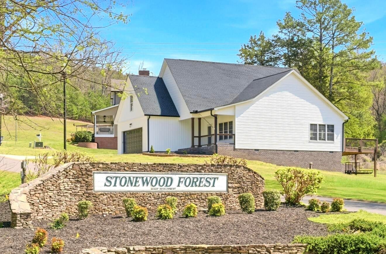120 Stonewood Drive NW