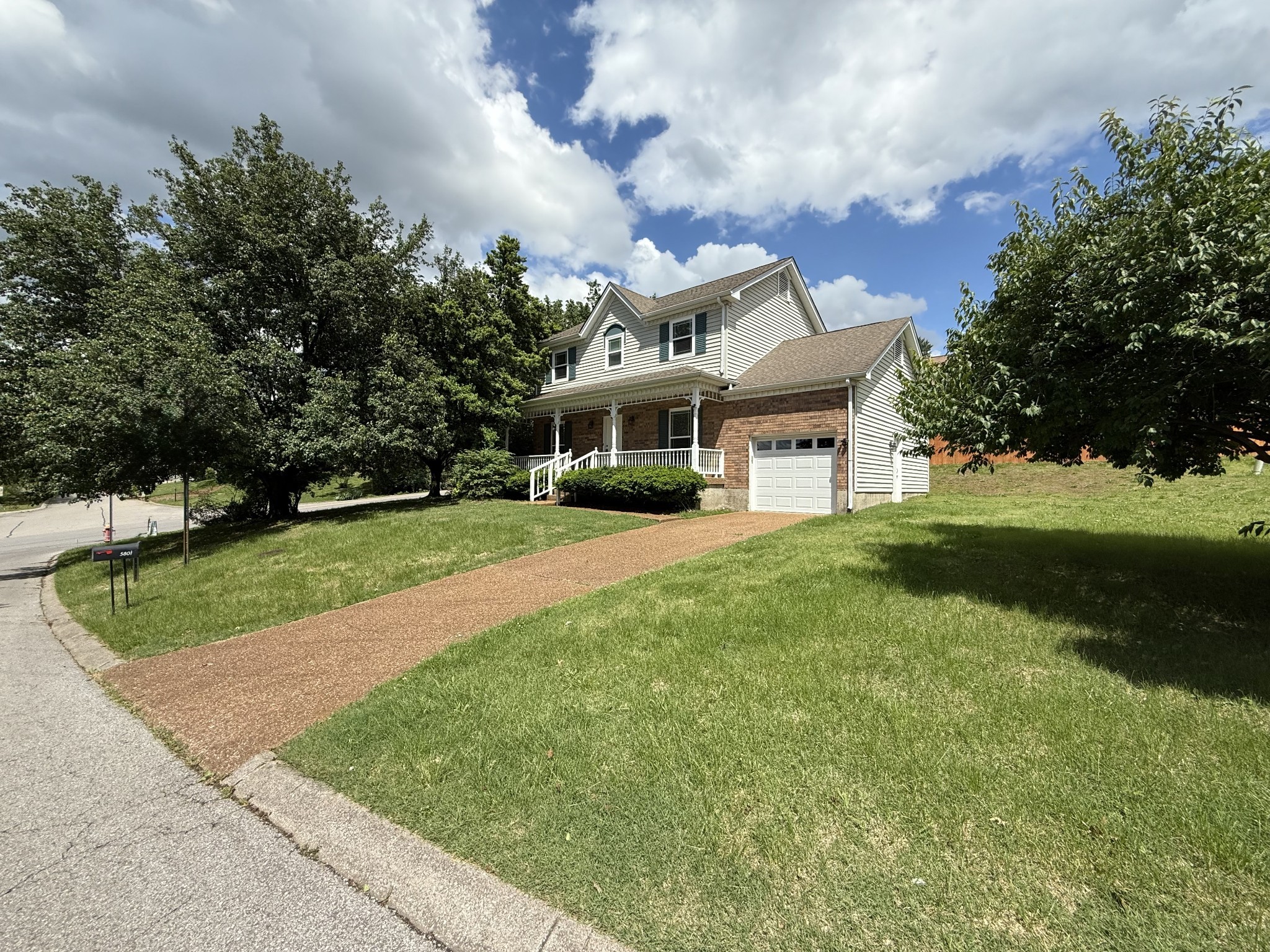 5801 Labrador Ln