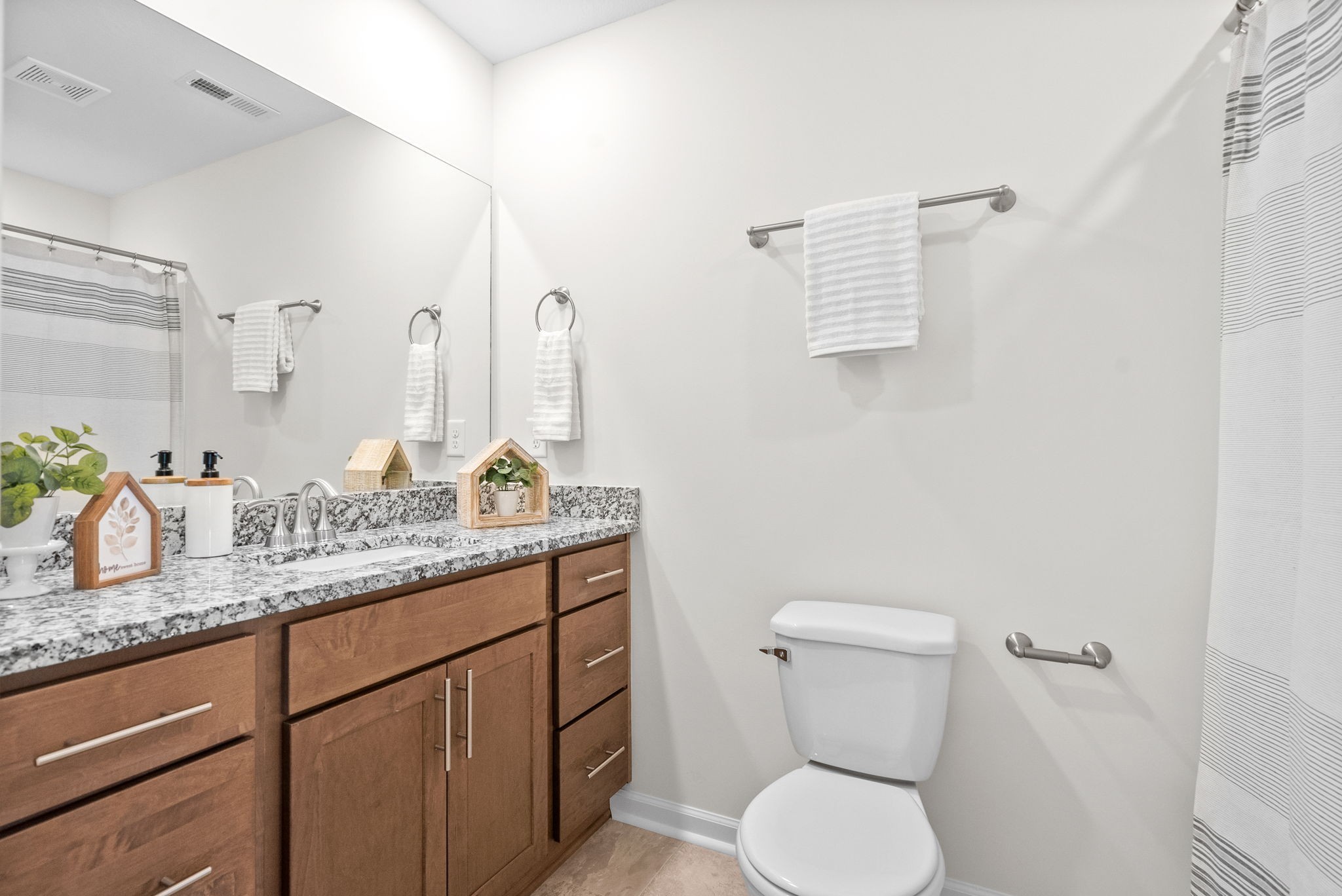 Clarksville, Tennessee 37043, United States, 2 Bedrooms Bedrooms, ,3 BathroomsBathrooms,Residential,Active,103435