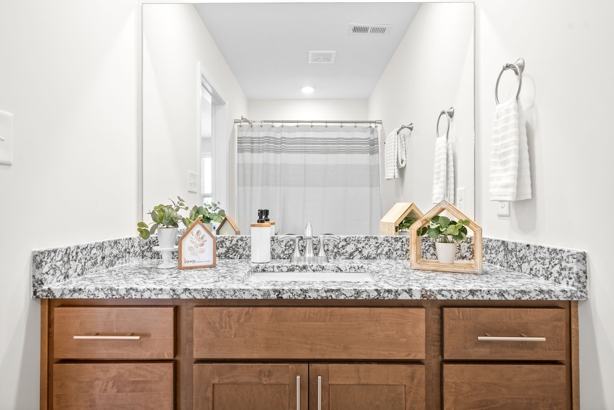 Clarksville, Tennessee 37043, United States, 2 Bedrooms Bedrooms, ,3 BathroomsBathrooms,Residential,Active,103435