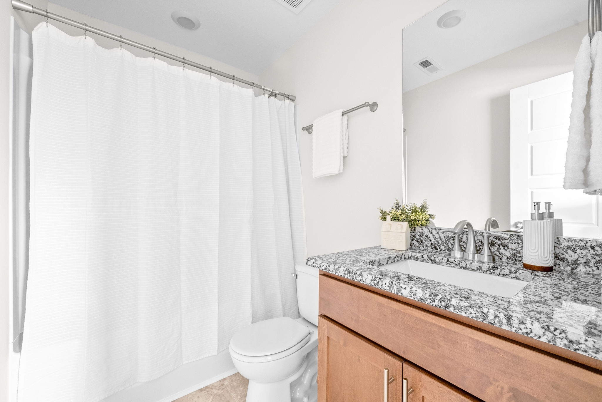 Clarksville, Tennessee 37043, United States, 2 Bedrooms Bedrooms, ,3 BathroomsBathrooms,Residential,Active,103435